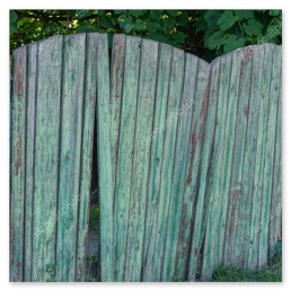 Przytulna alejka z drewnianymi obrzeżami.