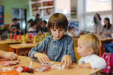 Dzieci sadzące rośliny podczas warsztatów w ogrodzie.