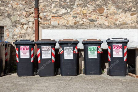 Pojemniki do segregacji odpadów w ogrodzie.